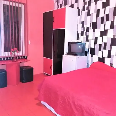 Leo 2 Apartment Warna